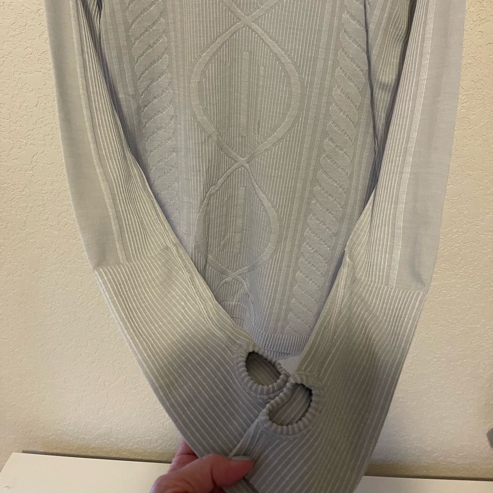 Lululemon Size 10 Light Gray Long Sleeved top